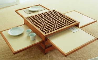 Expandable coffee table for small dining spaces