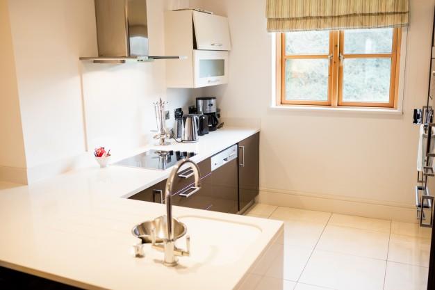 view-of-empty-kitchen_1170-2792